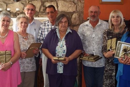 Fine & Country se groep presteerders, met voor vlnr ElmarÃ© Rankin, Maria Claassen, Maryna Potgieter, DaniÃ«l Geldenhuys, Nelia Muller en Mienie Fourie. Agter vlnr is Kobie van Wyk (eienaar) en Hennie Austin.